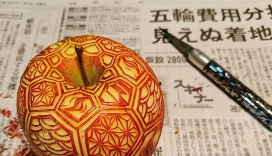 Artista japonés talla intrincados patrones en verduras y frutas