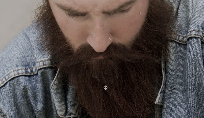 Así que esperamos — la primera colección de joyas para barba del mundo