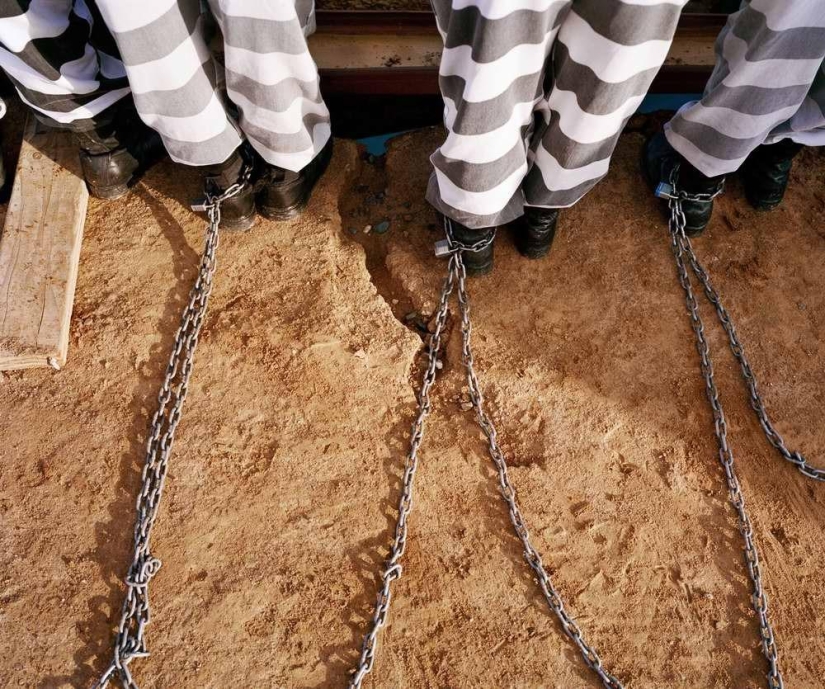 Atadas en una cadena: prisionera la vida cotidiana de las prisioneras en una de las prisiones de EE.UU.