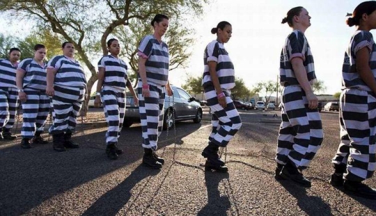 Atadas en una cadena: prisionera la vida cotidiana de las prisioneras en una de las prisiones de EE.UU.