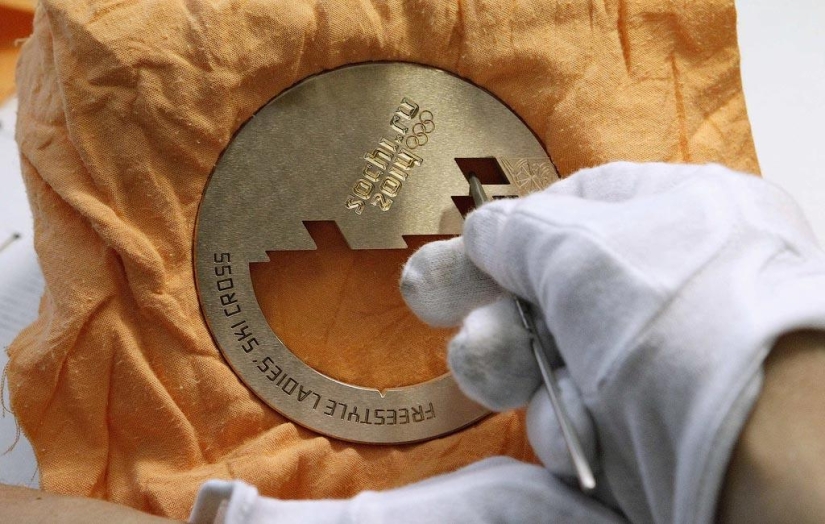 Atesorados 535 gramos: cómo se fabrican las medallas olímpicas