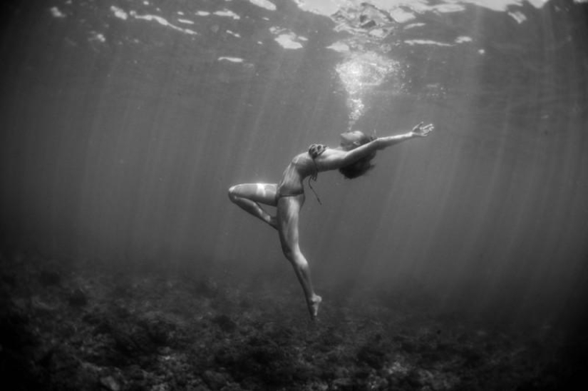 Bajo el agua con Mika Kamara