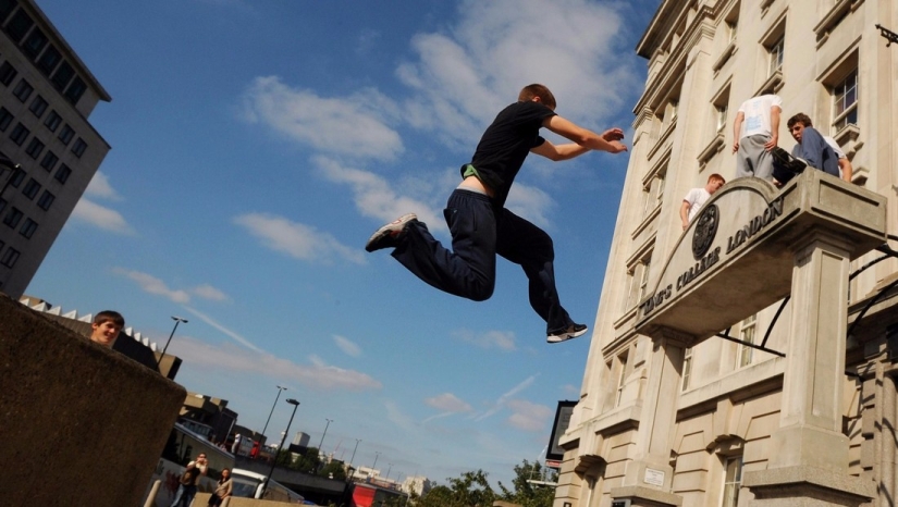 Balconing caro: turistas adolescentes multados con miles de euros por saltar a los balcones