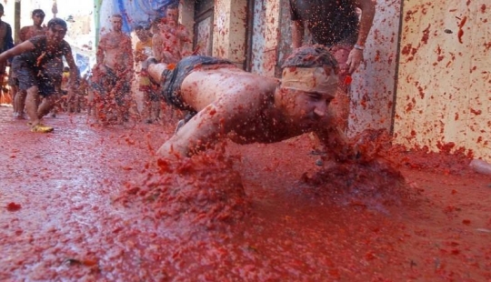 Battle of tomatoes - 2014, or Tomatina