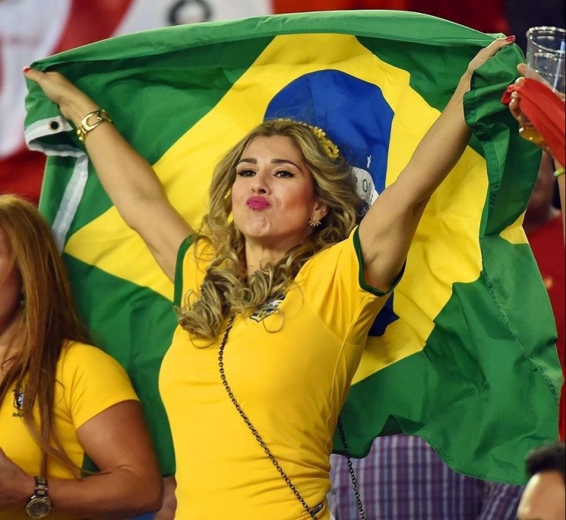 Beautiful Brazilian cheerleaders attract attention with their bright appearance