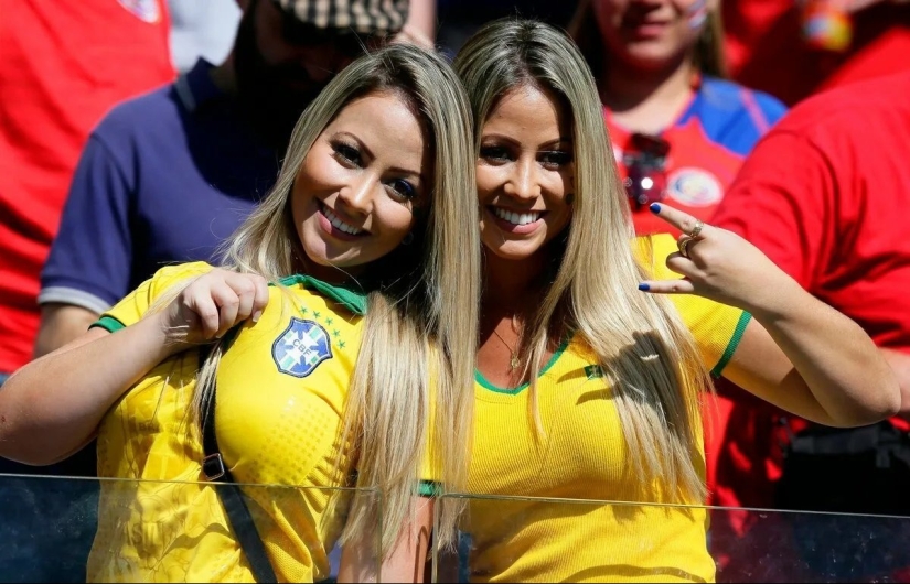 Beautiful Brazilian cheerleaders attract attention with their bright appearance