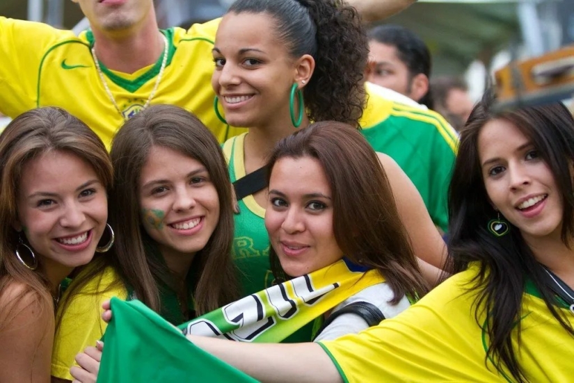 Beautiful Brazilian cheerleaders attract attention with their bright appearance