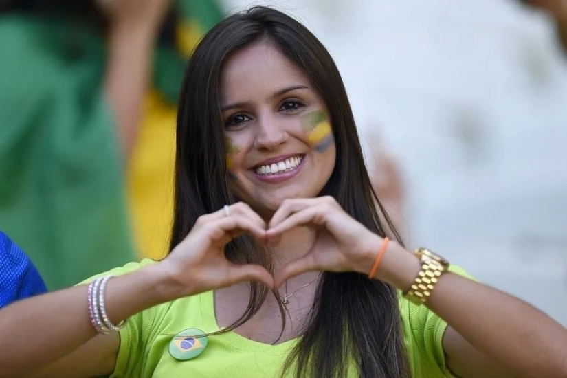 Beautiful Brazilian cheerleaders attract attention with their bright appearance