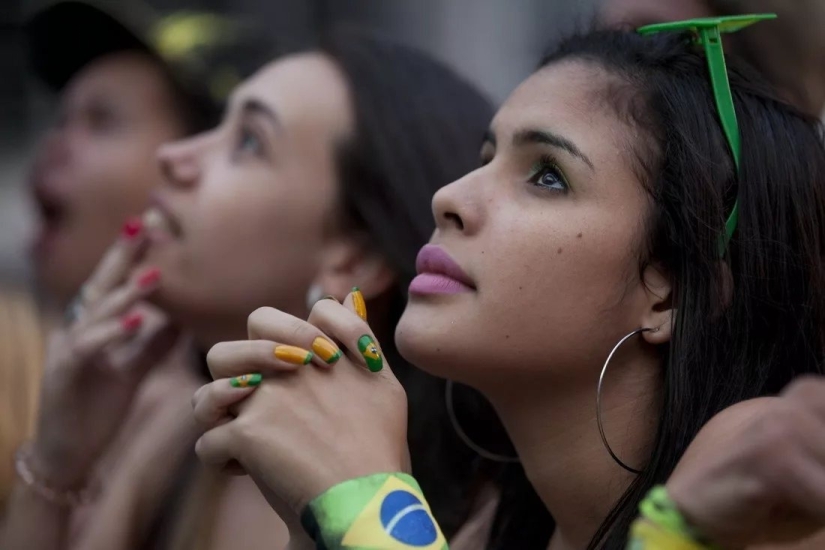 Beautiful Brazilian cheerleaders attract attention with their bright appearance