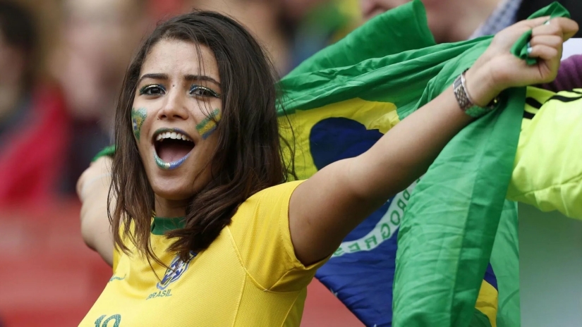 Beautiful Brazilian cheerleaders attract attention with their bright appearance