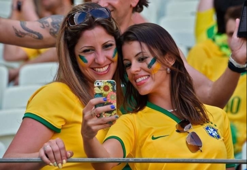 Beautiful Brazilian cheerleaders attract attention with their bright ...