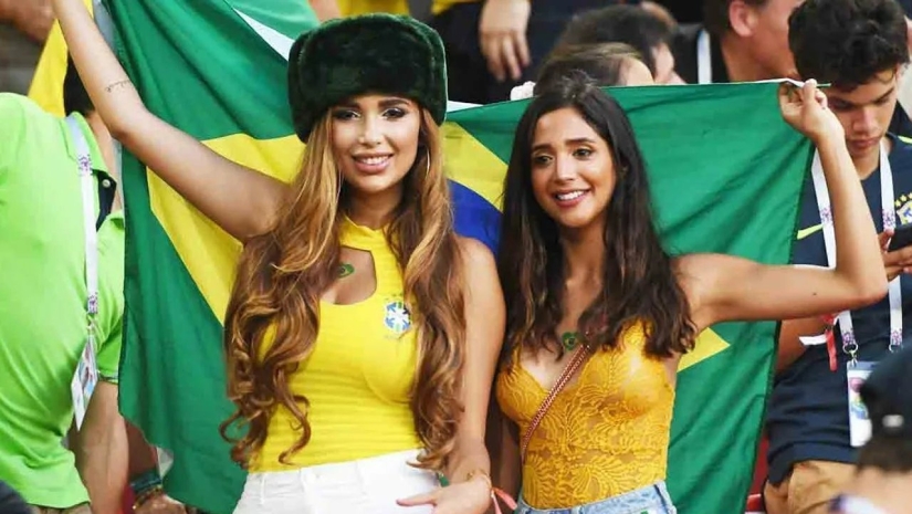 Beautiful Brazilian cheerleaders attract attention with their bright appearance