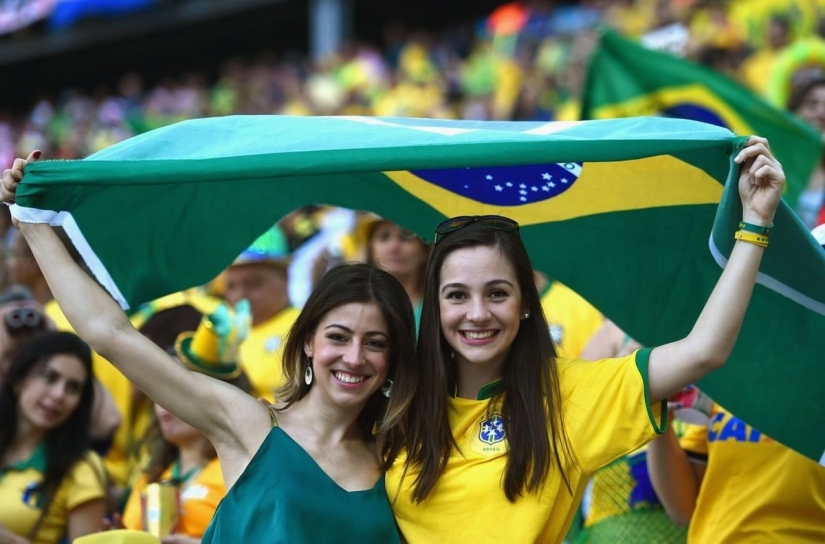 Beautiful Brazilian cheerleaders attract attention with their bright appearance