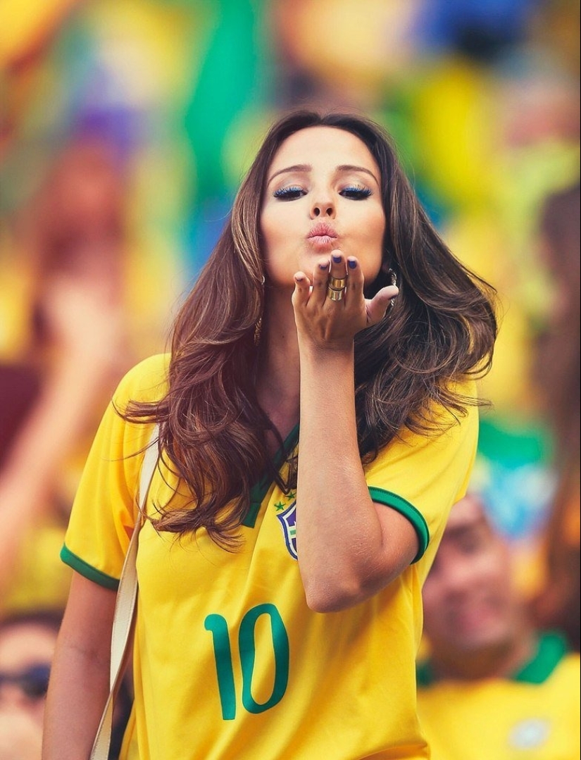 Beautiful Brazilian cheerleaders attract attention with their bright appearance