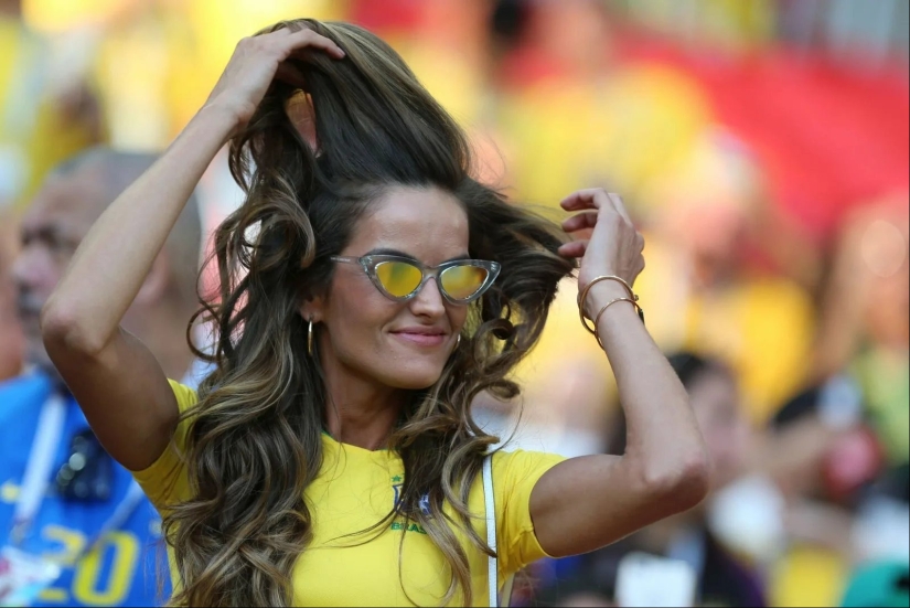 Beautiful Brazilian cheerleaders attract attention with their bright appearance