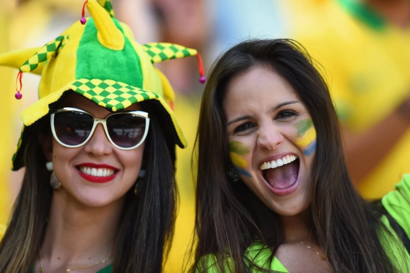 Beautiful Brazilian cheerleaders attract attention with their bright appearance