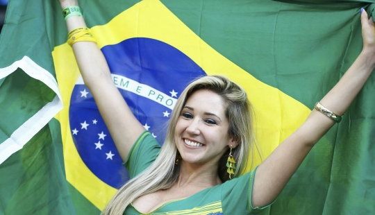 Beautiful Brazilian cheerleaders attract attention with their bright appearance
