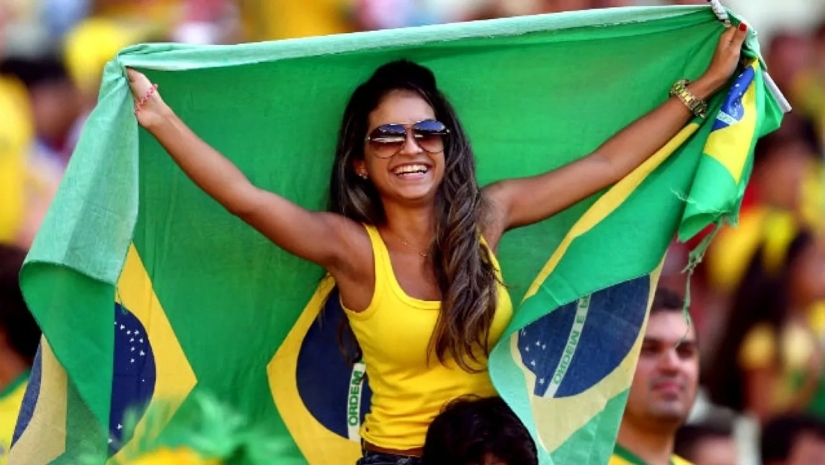 Beautiful Brazilian cheerleaders attract attention with their bright appearance