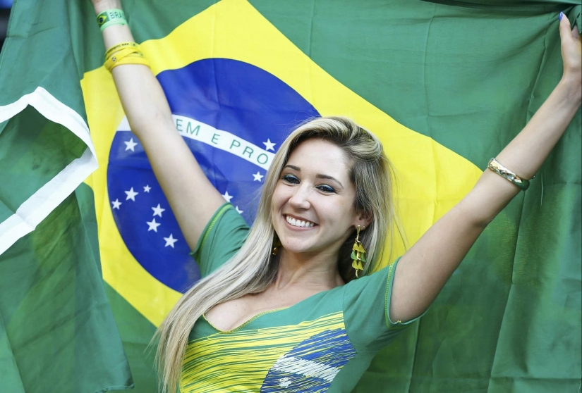 Beautiful Brazilian cheerleaders attract attention with their bright appearance