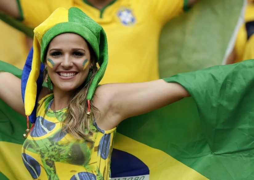 Beautiful Brazilian cheerleaders attract attention with their bright appearance