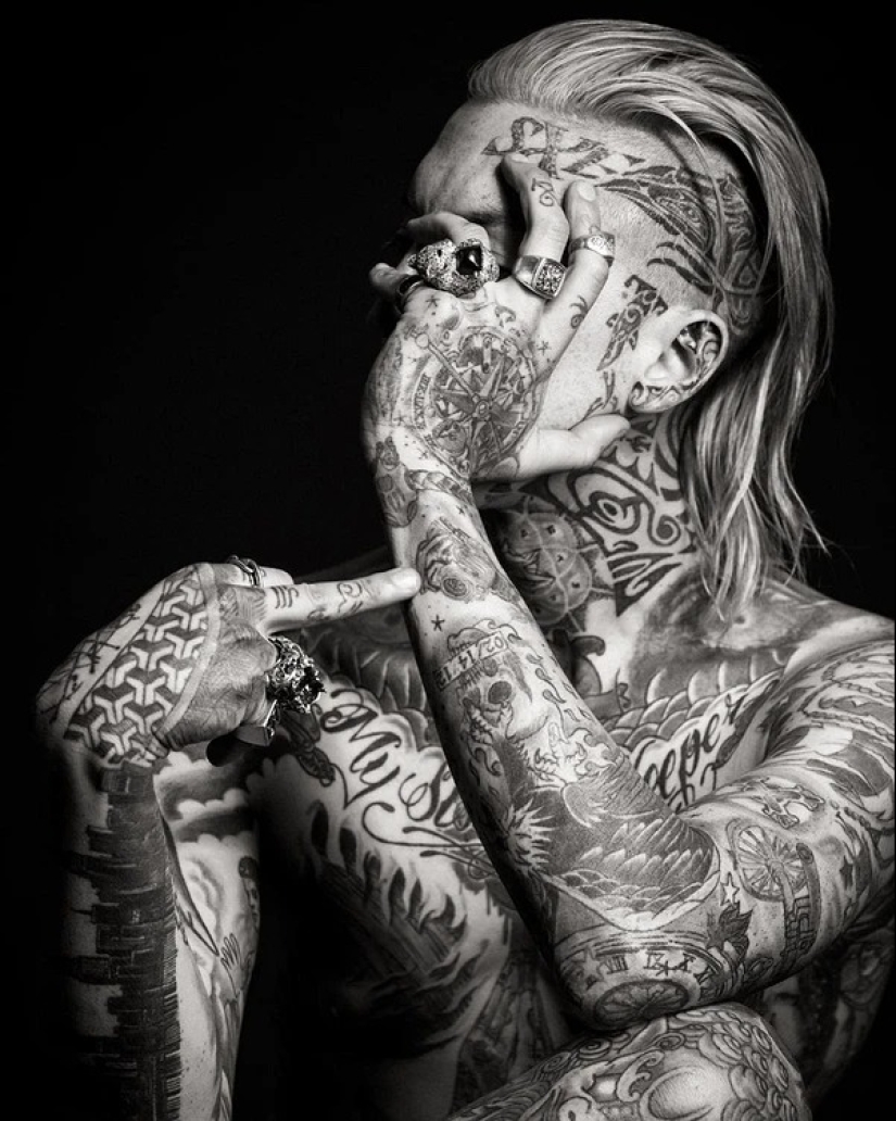 Beautiful girls and their tattoos: 32 black-and-white photos imbued with charming aesthetics