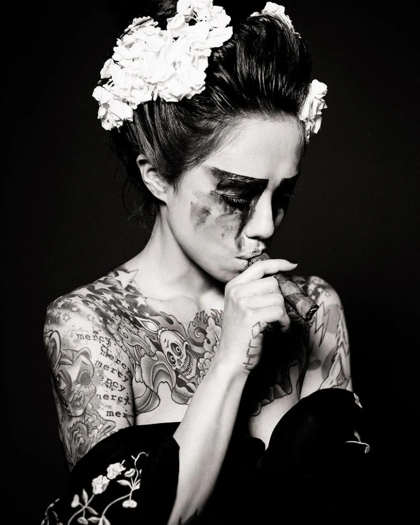 Beautiful girls and their tattoos: 32 black-and-white photos imbued with charming aesthetics