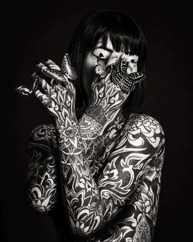 Beautiful girls and their tattoos: 32 black-and-white photos imbued with charming aesthetics