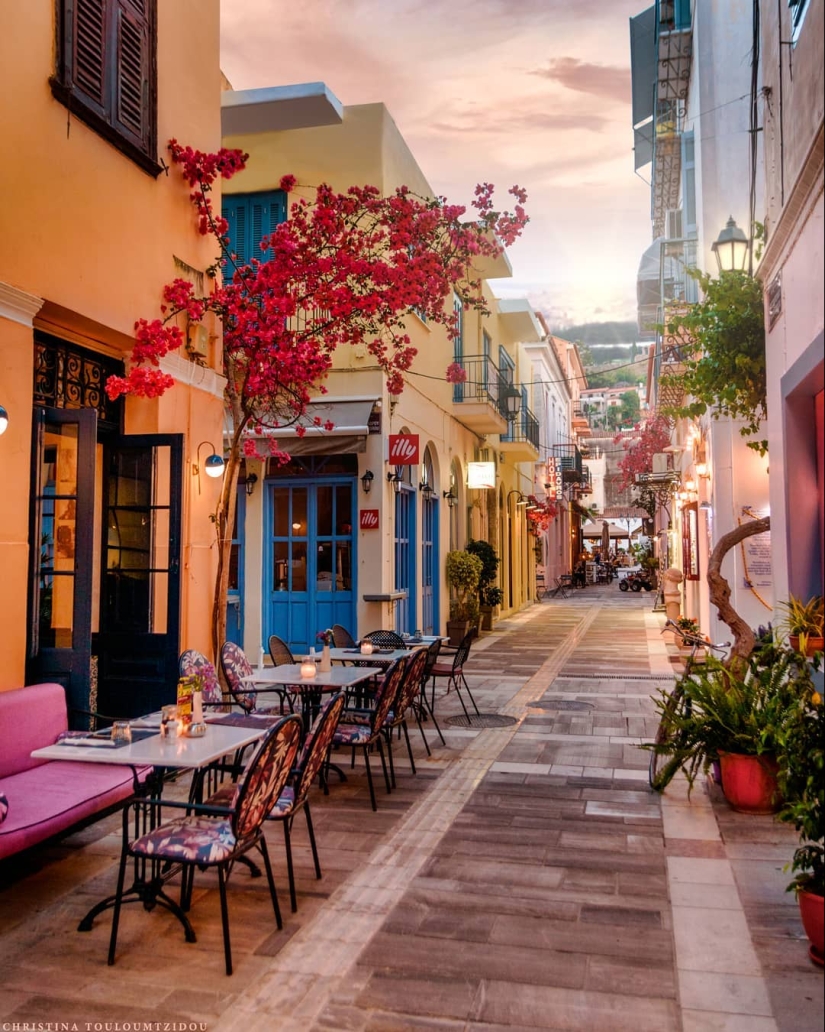 Beautiful Greek street in the pictures of Christina Courtside