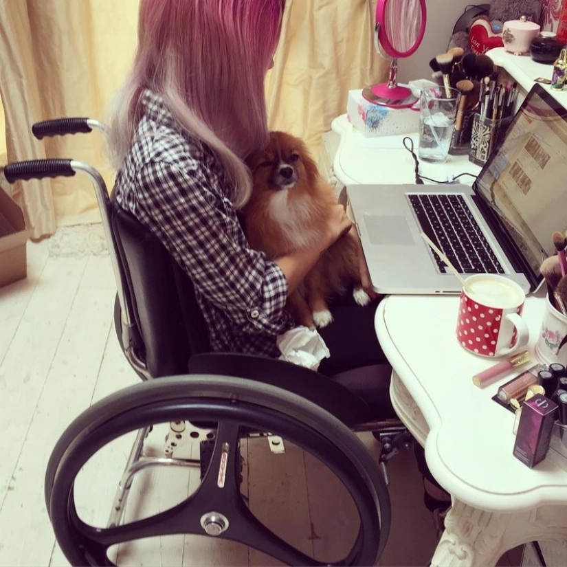 Beauty blogger with paralysis shoots powerful video to fight back against trolls