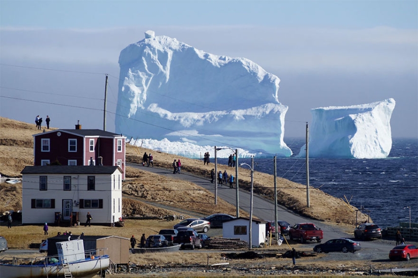 Because of a huge iceberg, kilometer-long traffic jams are gathering in a Canadian village