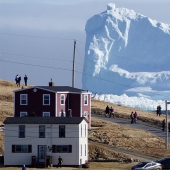 Because of a huge iceberg, kilometer-long traffic jams are gathering in a Canadian village