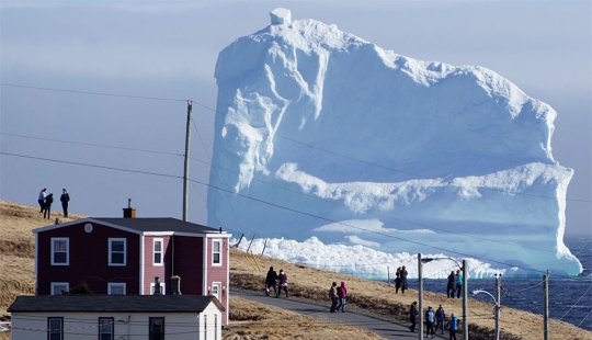 Because of a huge iceberg, kilometer-long traffic jams are gathering in a Canadian village