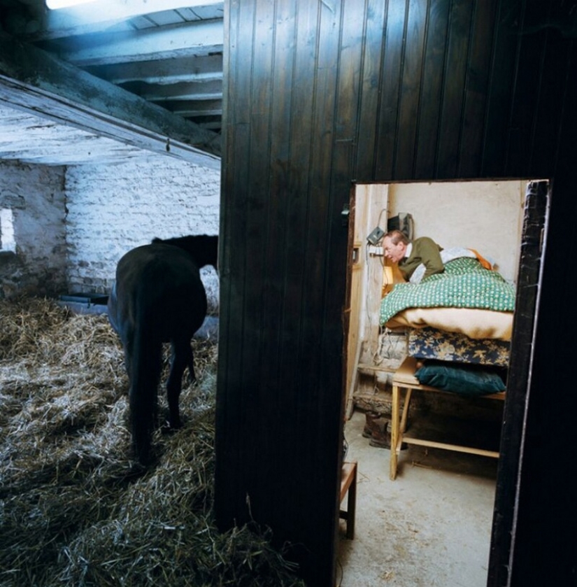 Beds of the inhabitants of France — an intimate photo project by Thierry Bouet