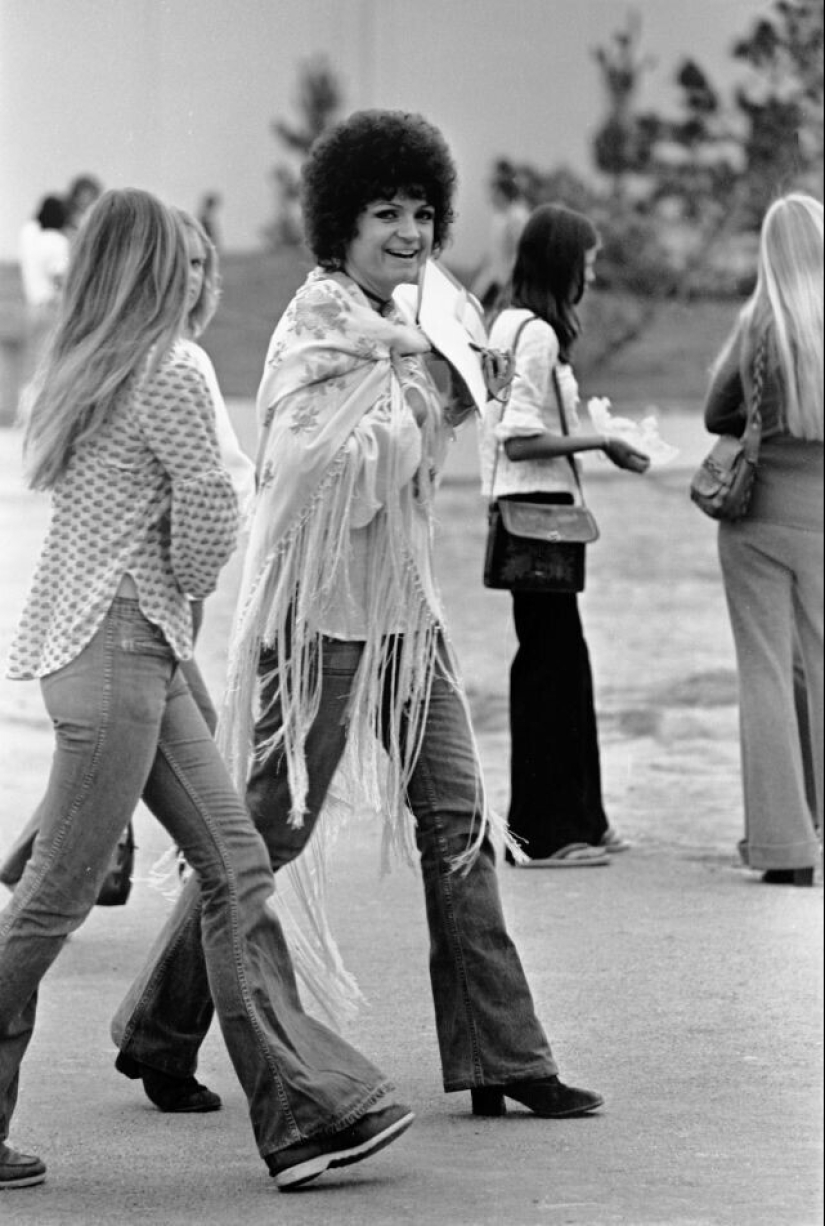 Bell-bottoms: the peak of fashion of the 70s and the symbol of the decade