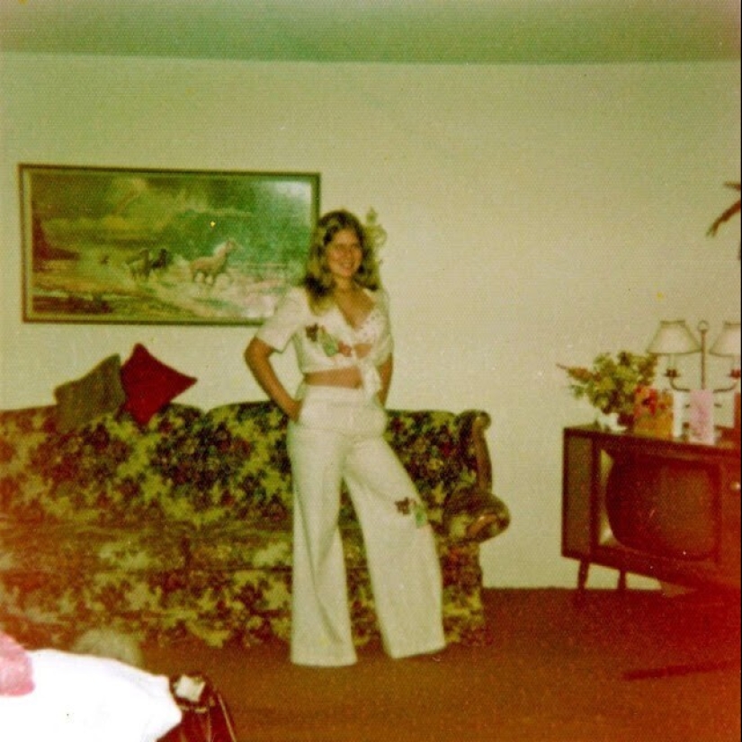 Bell-bottoms: the peak of fashion of the 70s and the symbol of the decade