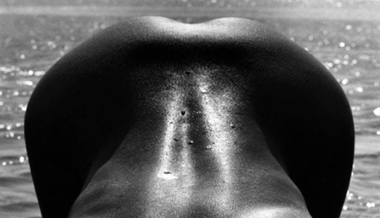 Between grace and provocation: erotic rhymes of a poet with a camera