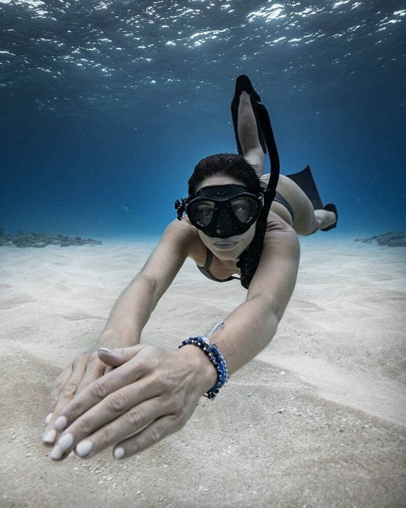 "Big and blue Ocean": a freediver photographer showed an amazing series of underwater shots