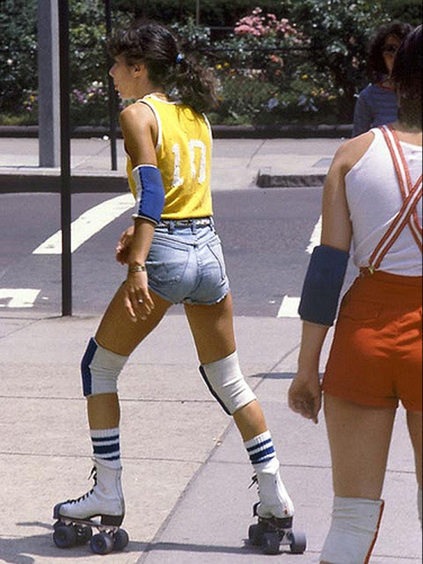 Blue denim shorts are a favorite trend of American girls of the 70s