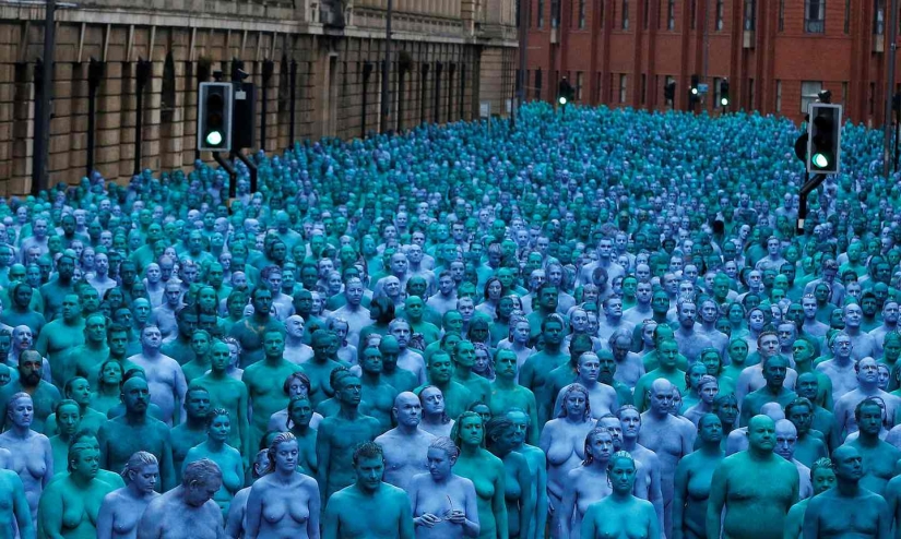 Blue naked ocean: thousands of Britons undressed, painted their bodies blue and went for a walk