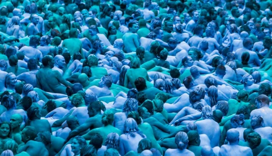 Blue naked ocean: thousands of Britons undressed, painted their bodies blue and went for a walk