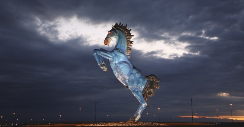 "Bluecifer" — la historia de una escultura espeluznante que mató a su creador