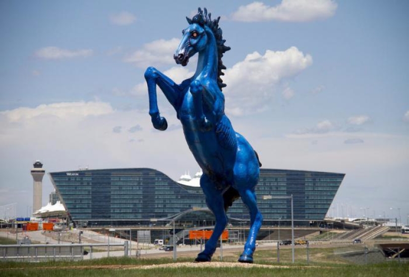 "Bluecifer" — la historia de una escultura espeluznante que mató a su creador