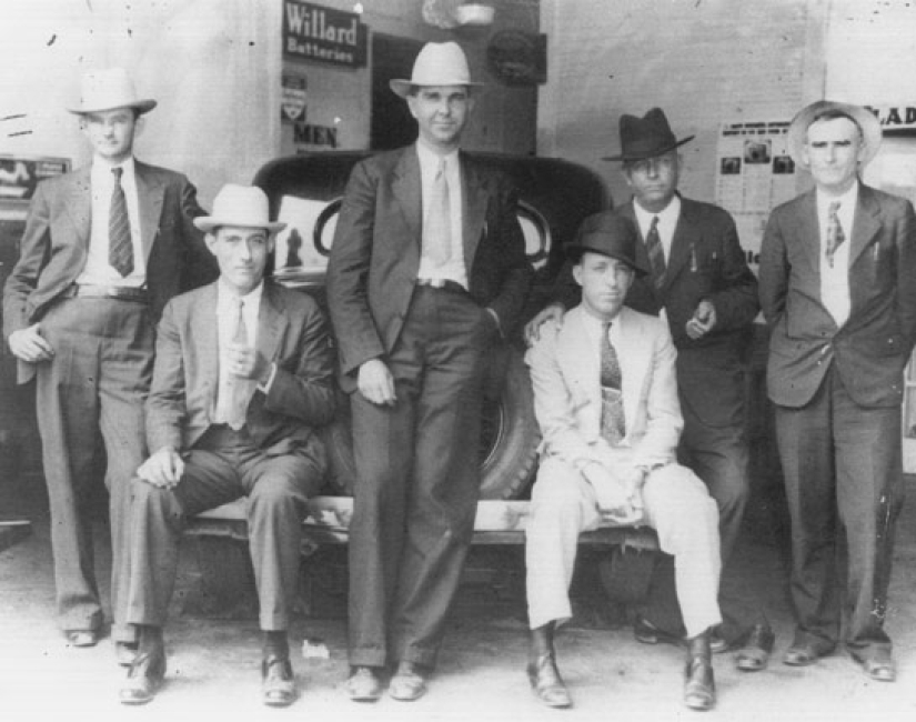 Bonnie and Clyde: The Story of the Barrow Gang