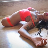 Born without legs, an American became a lingerie model