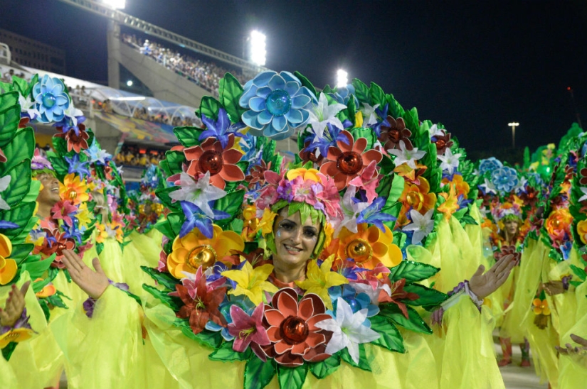 Brazilian Carnival 2017: highlights and revealing costumes