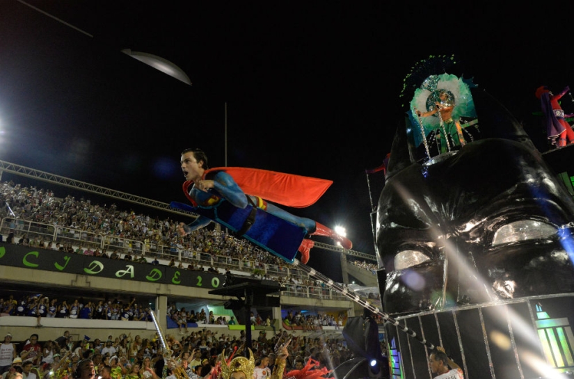 Brazilian Carnival 2017: highlights and revealing costumes