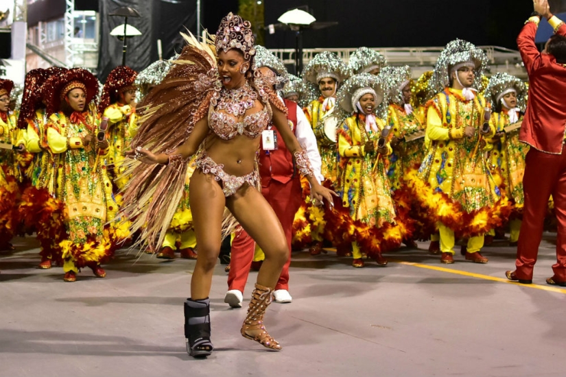 Brazilian Carnival 2017: highlights and revealing costumes