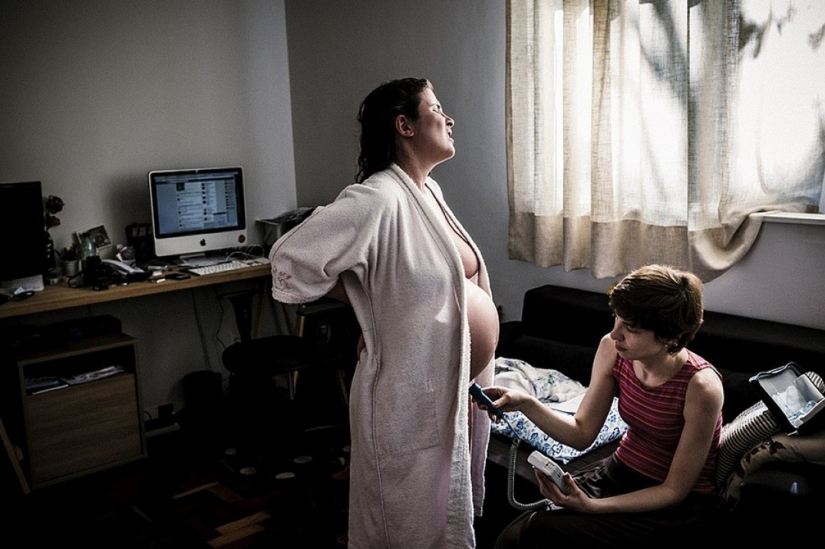 Brazilian photographer showed his girlfriend's home birth