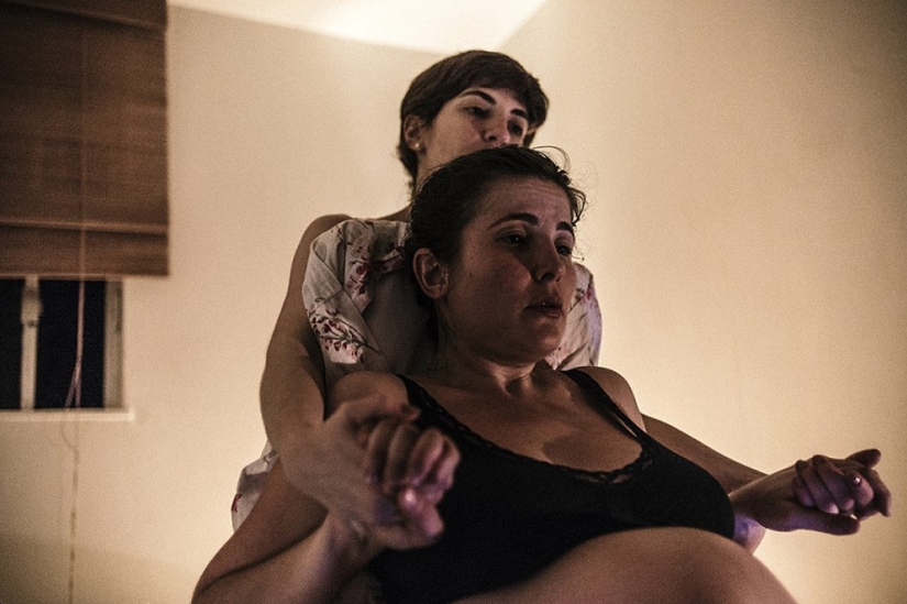 Brazilian photographer showed his girlfriend's home birth