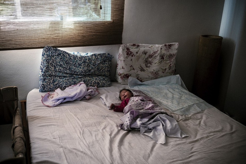 Brazilian photographer showed his girlfriend's home birth
